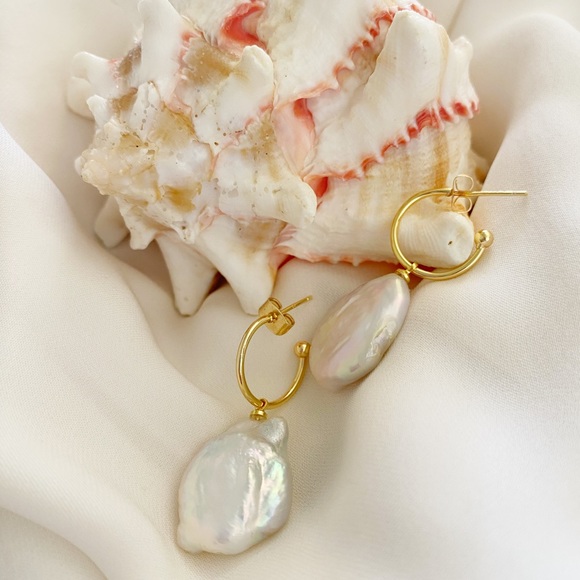 Baroque pearls on the hoops